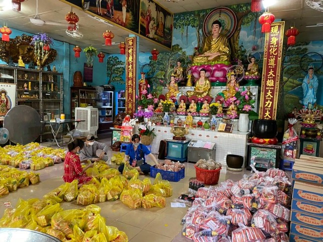 Phật tử đang hỗ trợ chùa phân phối các phần quà Phật tử đang hỗ trợ chùa phân phối các phần quà