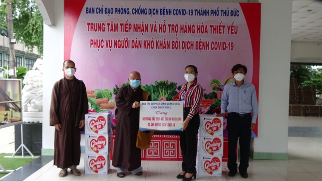 Hòa thượng Thích Thiện Minh thay mặt đoàn trao quà đến Ủy ban MTTQVN TP.Thủ Đức Hòa thượng Thích Thiện Minh thay mặt đoàn trao quà đến Ủy ban MTTQVN TP.Thủ Đức
