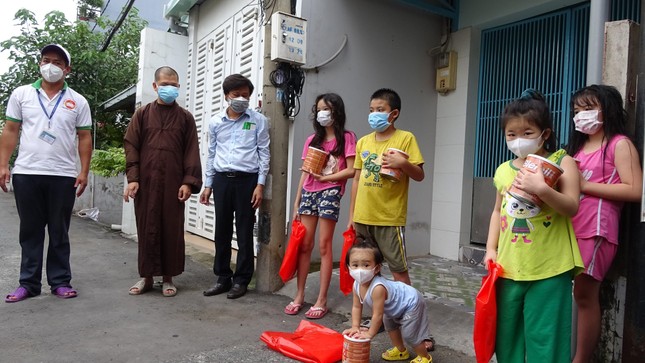 Đại đức Thích An Nguyện tặng sữa cho các em nhỏ có hoàn cảnh khó khăn Đại đức Thích An Nguyện tặng sữa cho các em nhỏ có hoàn cảnh khó khăn