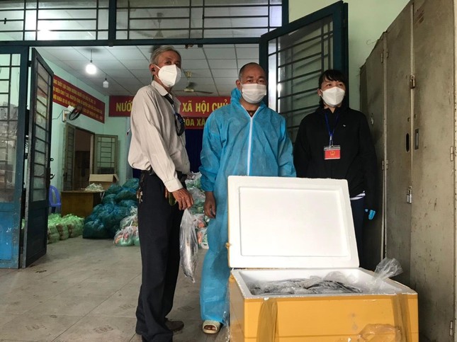 Đại đức Thích Đồng Nguyện cùng lãnh đạo Ủy ban MTTQVN phường Linh Trung chuẩn bị quà trao các hộ khó khăn