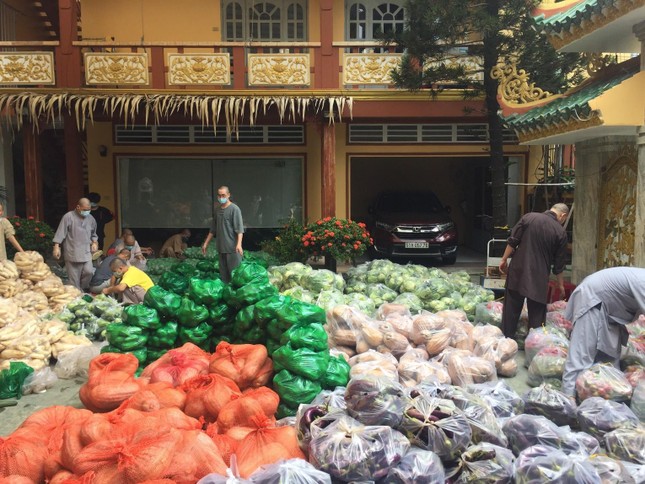 Chư Tăng chuẩn bị các phần quà cúng dường và gửi tặng các điểm phong tỏa, cách ly phòng chống dịch Covid-19 trên địa bàn quận 3