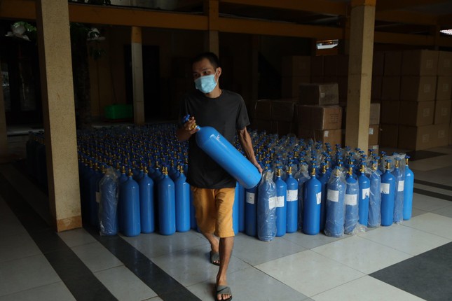 Có 600 bình oxy loại 9 lít sẽ được tặng - Ảnh: Phùng Anh Quốc