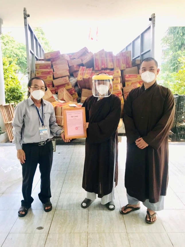 Thượng tọa Thích Trí Thường (giữa) nhận thư cám ơn của Ủy ban MTTQVN quận 12 từ ông Huỳnh Chí Công Thượng tọa Thích Trí Thường (giữa) nhận thư cám ơn của Ủy ban MTTQVN quận 12 từ ông Huỳnh Chí Công