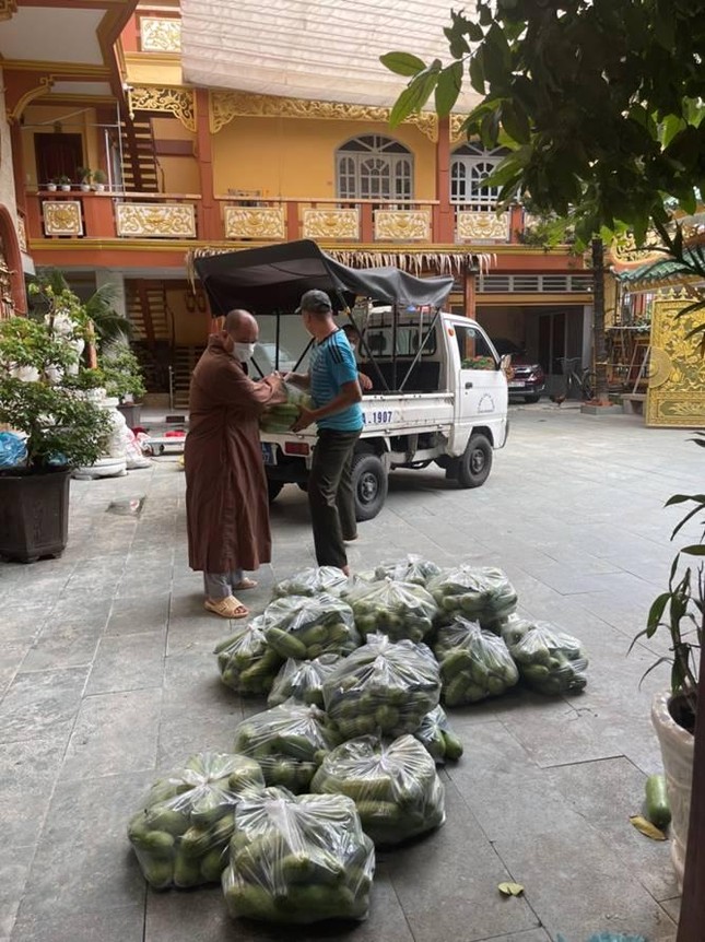 Đại đức Thích Thiện Tài vận chuyển các phần quà đến khu phong tỏa, cách ly tại các phường trên địa bàn quận 3 Đại đức Thích Thiện Tài vận chuyển các phần quà đến khu phong tỏa, cách ly tại các phường trên địa bàn quận 3
