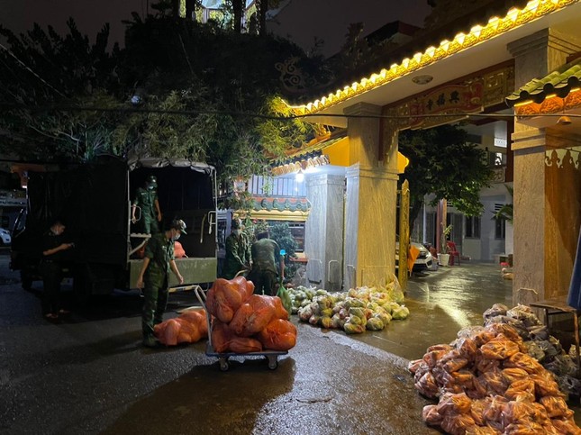 Bộ đội hỗ trợ vận chuyển nông sản tới các bệnh viện, điểm cách ly tập trung Bộ đội hỗ trợ vận chuyển nông sản tới các bệnh viện, điểm cách ly tập trung