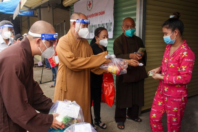 Thượng tọa Thích Huệ Công, Hòa thượng Thích Chơn Tịnh trực tiếp trao quà ở huyện Bình Chánh