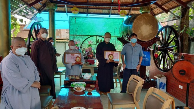 Trao tặng Bằng khen của Chủ tịch UBND tỉnh Đồng Tháp cho Ban Trị sự GHPGVN huyện Châu Thành; chùa Khánh Linh (huyện Châu Thành) Trao tặng Bằng khen của Chủ tịch UBND tỉnh Đồng Tháp cho Ban Trị sự GHPGVN huyện Châu Thành; chùa Khánh Linh (huyện Châu Thành)