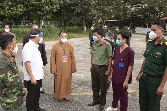 Chư Tăng chùa Viên Giác cùng đại diện chính quyền tỉnh thăm hỏi lực lượng tuyến đầu Chư Tăng chùa Viên Giác cùng đại diện chính quyền tỉnh thăm hỏi lực lượng tuyến đầu