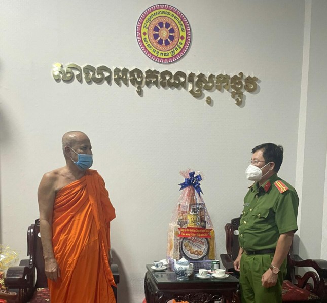 Đoàn Công an huyện Trà Cú chúc mừng lễ Sen Đôn-ta đến Hội Đoàn kết Sư sãi yêu nước huyện, tại chùa Chà Đoàn Công an huyện Trà Cú chúc mừng lễ Sen Đôn-ta đến Hội Đoàn kết Sư sãi yêu nước huyện, tại chùa Chà