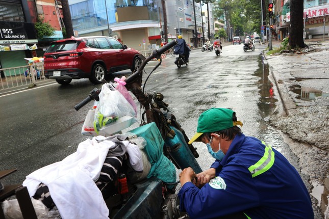 Anh Nguyễn Hoàng Tuấn tìm mọi cách sửa chiếc xe tắt máy trong mưa Anh Nguyễn Hoàng Tuấn tìm mọi cách sửa chiếc xe tắt máy trong mưa