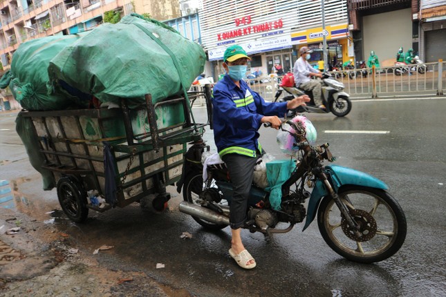 Niềm vui của anh Hoàng Tuấn khi xe nổ máy, anh chào tạm biệt chạy vội về nhà Niềm vui của anh Hoàng Tuấn khi xe nổ máy, anh chào tạm biệt chạy vội về nhà
