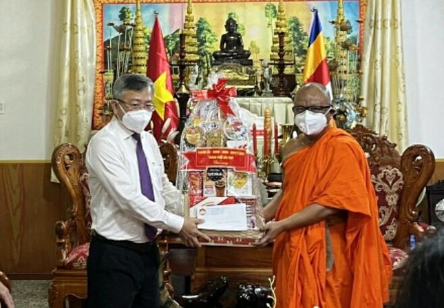 Ông Nguyễn Trung Nhân tặng quà chúc mừng lễ Sen Đôn-ta Ông Nguyễn Trung Nhân tặng quà chúc mừng lễ Sen Đôn-ta