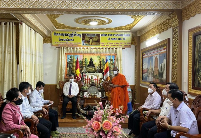 Đoàn lãnh đạo TP.Cần Thơ thăm, chúc mừng lễ Sen Đôn-ta tại chùa PituKhôsaRăngSay Đoàn lãnh đạo TP.Cần Thơ thăm, chúc mừng lễ Sen Đôn-ta tại chùa PituKhôsaRăngSay