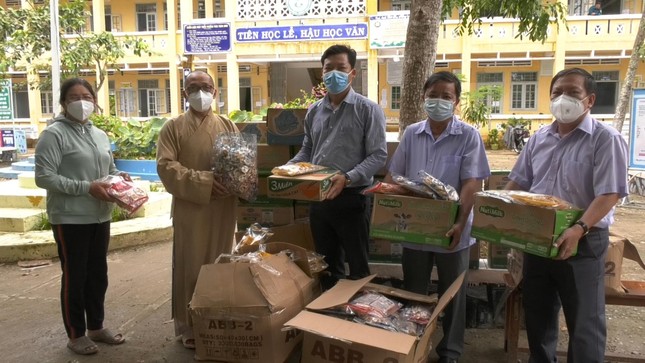 Đại đức Thích Phước Huệ trao quà tại điểm cách ly y tế tập trung Đại đức Thích Phước Huệ trao quà tại điểm cách ly y tế tập trung