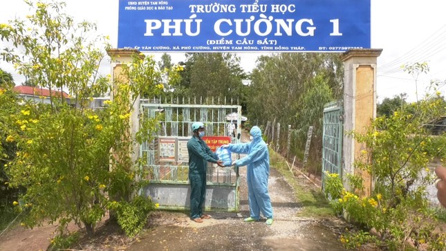 Thượng tọa Thích Thiện Quý trao các phần cơm tại khu vực cách ly tập trung Thượng tọa Thích Thiện Quý trao các phần cơm tại khu vực cách ly tập trung