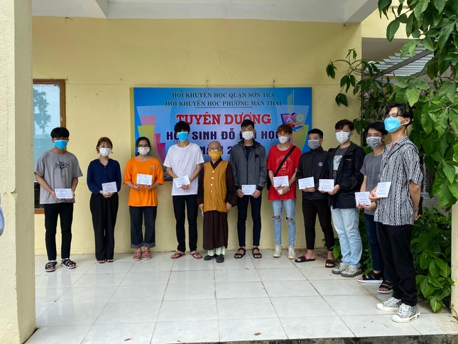 Thượng tọa Thích Thông Quang và các bạn tân sinh viên trong buổi lễ tuyên dương Thượng tọa Thích Thông Quang và các bạn tân sinh viên trong buổi lễ tuyên dương