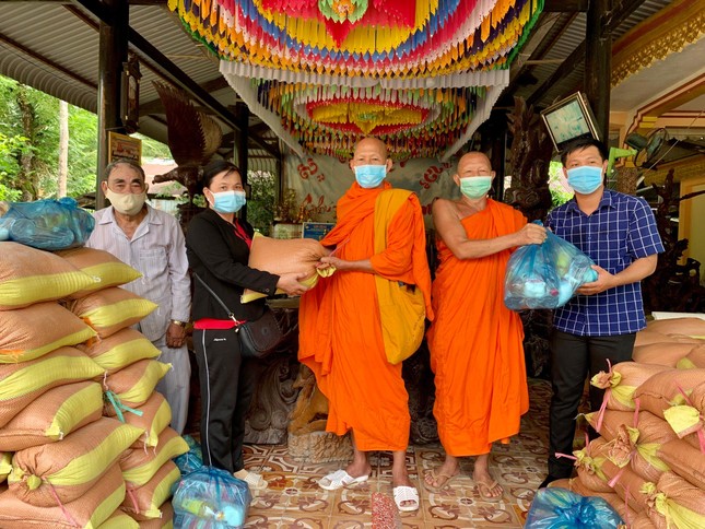 Chư Tăng trao quà hỗ trợ đến người dân