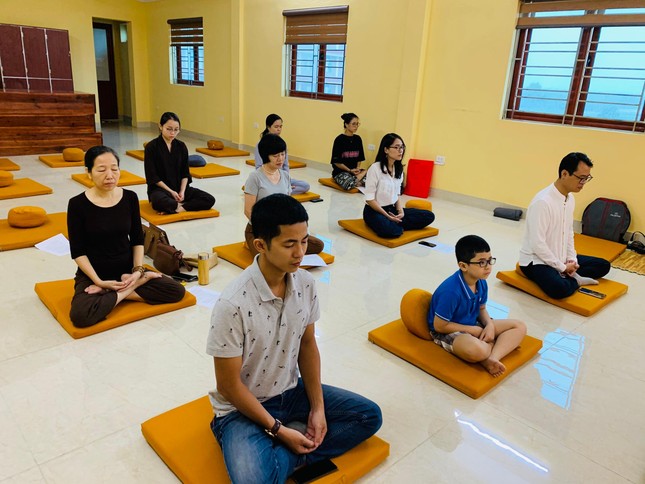 Phật tử thực tập tọa thiền Phật tử thực tập tọa thiền