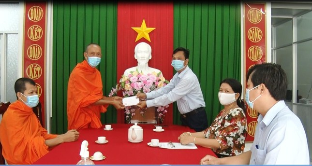 Thượng tọa Dương Văn Na trao tiền ủng hộ công tác phòng chống dịch Covid-19