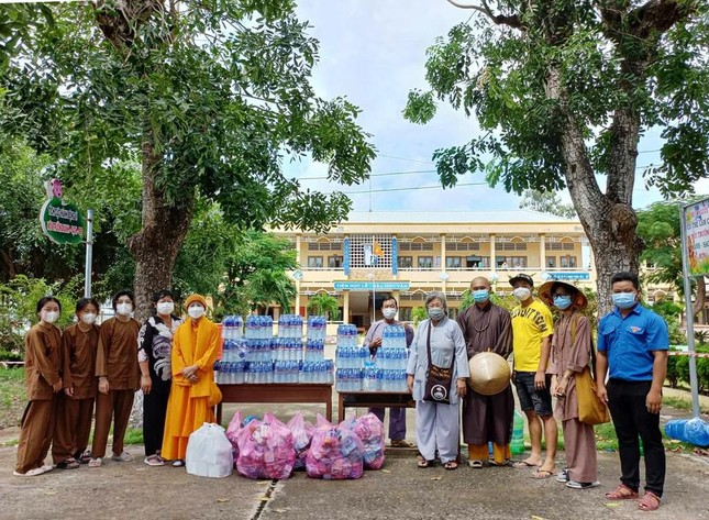 Nhóm thiện nguyện Hương Sen trao quà tại khu cách ly ở xã Phú Thuận B