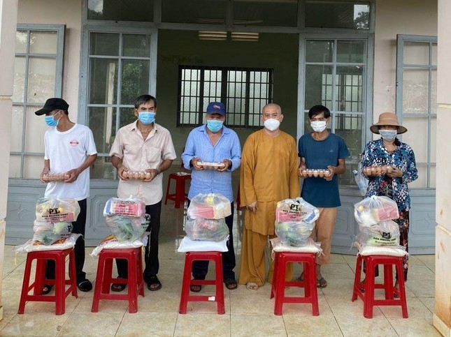 Đại đức Thích Nguyên Thông trao quà đến bà con tại Nhà văn hóa - Khu Láng Đế