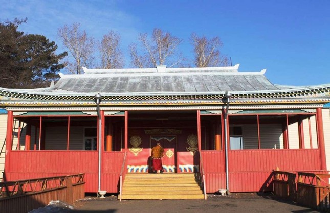 Một trong số những tòa nhà của Học viện Phật giáo Aginsky