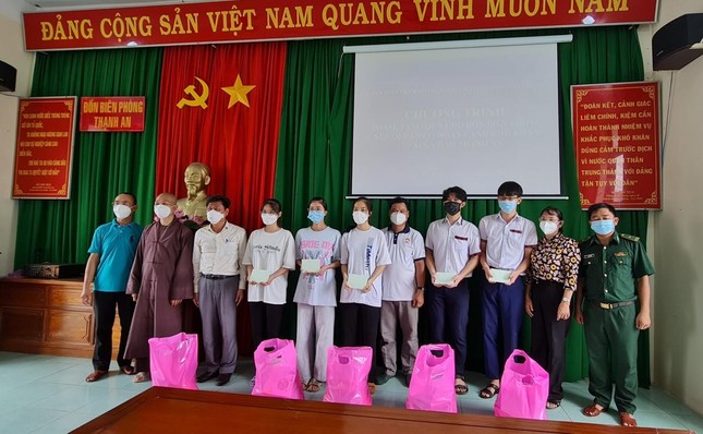 Tặng quà cho các em học sinh ở xã đảo Thạnh An Tặng quà cho các em học sinh ở xã đảo Thạnh An