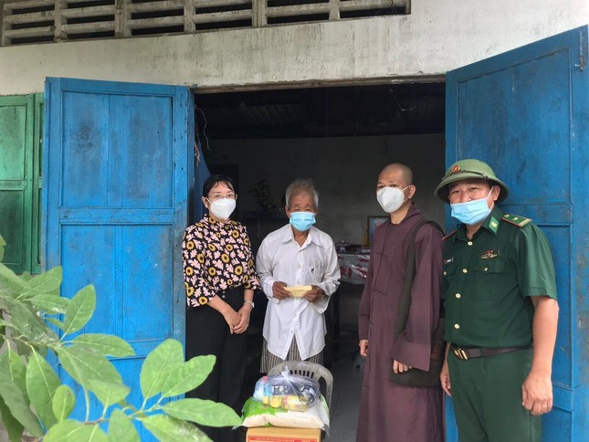 Trao quà đến những hộ khó khăn ở ấp đảo Thiềng Liềng Trao quà đến những hộ khó khăn ở ấp đảo Thiềng Liềng