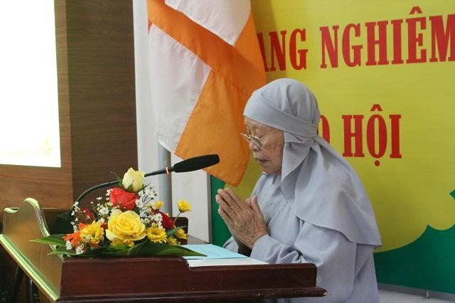 Ni trưởng Thích nữ Minh Nguyên, Trưởng phân ban Ni giới GHPGVN tỉnh Thừa Thiên Huế đọc diễn văn khai mạc hội nghị Ni trưởng Thích nữ Minh Nguyên, Trưởng phân ban Ni giới GHPGVN tỉnh Thừa Thiên Huế đọc diễn văn khai mạc hội nghị