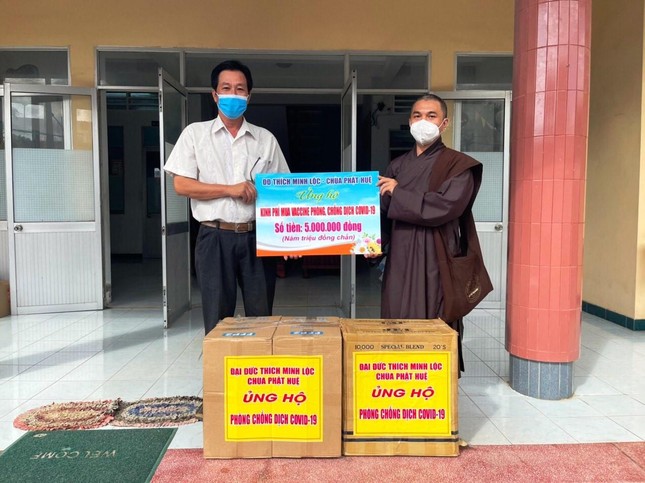 Đại đức Thích Minh Lộc trao tặng kinh phí và vật y tế cho Ủy ban MTTQVN thị xã Gò Công Đại đức Thích Minh Lộc trao tặng kinh phí và vật y tế cho Ủy ban MTTQVN thị xã Gò Công