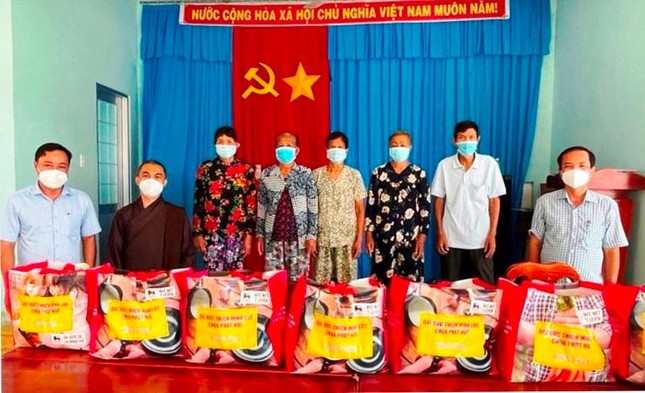 Các túi an sinh được trao tận tay bà con bị ảnh hưởng dịch Covid-19 Các túi an sinh được trao tận tay bà con bị ảnh hưởng dịch Covid-19