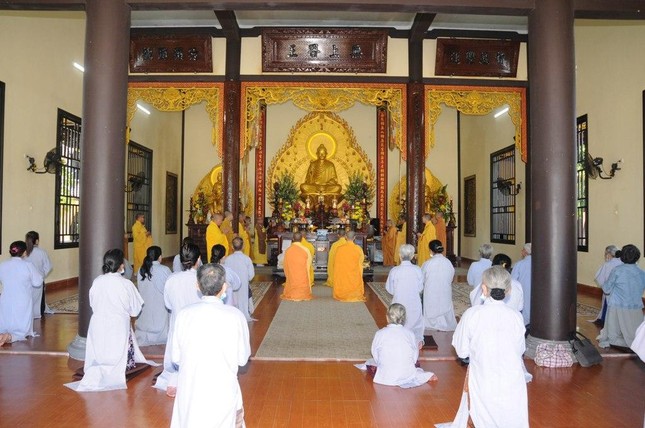 Chư tôn đức và các Phật tử trong thời kinh cầu nguyện