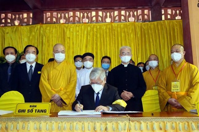 Ông Đỗ Văn Chiến ghi sổ tang tại lễ viếng cố Đại lão Hòa thượng Thích Phổ Tuệ