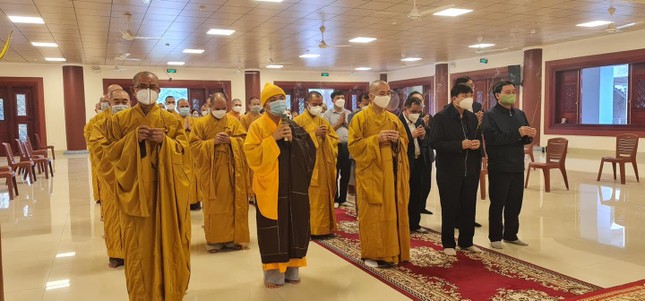 Chư tôn đức và đoàn đại biểu tỉnh Nghệ An dâng hương, hoa kính viếng Đại lão Hòa thượng