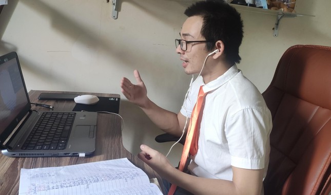 Thầy giáo Trần Quốc Tuấn trong một tiết dạy online Thầy giáo Trần Quốc Tuấn trong một tiết dạy online