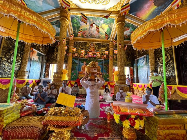 Thí chủ tác bạch dâng y Kathina, cùng tứ vật dụng Thí chủ tác bạch dâng y Kathina, cùng tứ vật dụng