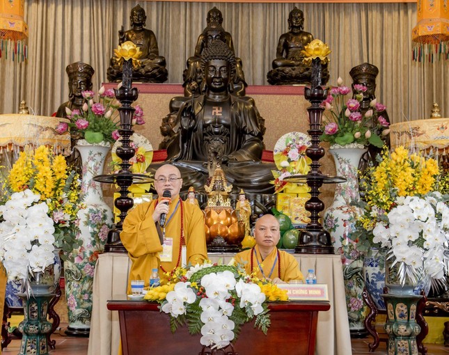 Thượng tọa Thích Minh Hiền ban đạo từ sách tấn đến toàn thể đại hội