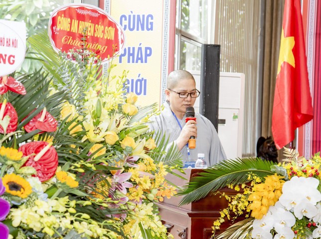 Ni sư Thích nữ Đàm Phương, Phó ban Trị sự Phật giáo huyện Sóc Sơn báo cáo tổng kết công tác Phật sự nhiệm kỳ VIII (20216-2021)