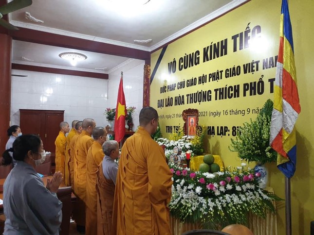 Chư tôn đức Tăng, Ni và Phật tử dâng lời cầu nguyện Giác linh Đại lão Hòa thượng Thích Phổ Tuệ tại chùa Bảo Sơn (Vĩnh Phúc) Chư tôn đức Tăng, Ni và Phật tử dâng lời cầu nguyện Giác linh Đại lão Hòa thượng Thích Phổ Tuệ tại chùa Bảo Sơn (Vĩnh Phúc)