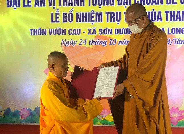 Thượng tọa Thích Đạo Hiển trao quyết định bổ nhiệm trụ trì chùa Thanh Vân đến Đại đức Thích Khai Tính