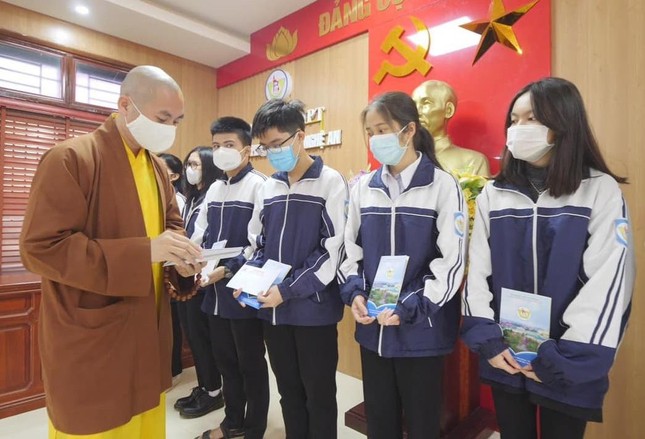 Đại đức Thích Tâm Thành, trụ trì chùa Cổ Am trao quà cho các học sinh trong đội tuyển dự thi học sinh giỏi quốc gia Đại đức Thích Tâm Thành, trụ trì chùa Cổ Am trao quà cho các học sinh trong đội tuyển dự thi học sinh giỏi quốc gia