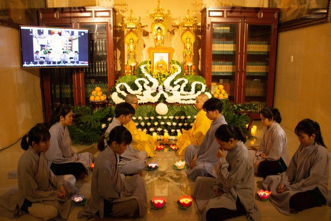 Đêm hoa đăng tưởng niệm Đức Pháp chủ GHPGVN - Đại lão Hòa thượng Thích Phổ Tuệ Đêm hoa đăng tưởng niệm Đức Pháp chủ GHPGVN - Đại lão Hòa thượng Thích Phổ Tuệ