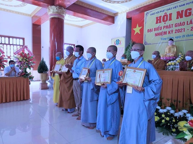 Ông Phạm Minh Hoàng, Chủ tịch UBND huyện Vũng Liêm đã trao tặng Bằng khen đến tập thể và cá nhân tiêu biểu trong nhiệm kỳ qua