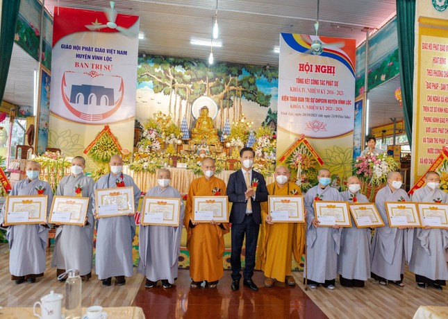 Ông Lữ Minh Thư, Bí thư Huyện ủy Vĩnh Lộc trao Giấy khen của Chủ tịch UBND huyện cho các tập thể, cá nhân có thành tích xuất sắc trong việc thực hiện các phong trào thi đua yêu nước trên địa bàn huyện giai đoạn 2016-2021 Ông Lữ Minh Thư, Bí thư Huyện ủy Vĩnh Lộc trao Giấy khen của Chủ tịch UBND huyện cho các tập thể, cá nhân có thành tích xuất sắc trong việc thực hiện các phong trào thi đua yêu nước trên địa bàn huyện giai đoạn 2016-2021