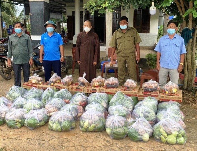 Đoàn tặng quà các hộ dân trong khu phong tỏa trên địa bàn xã Mương Mán