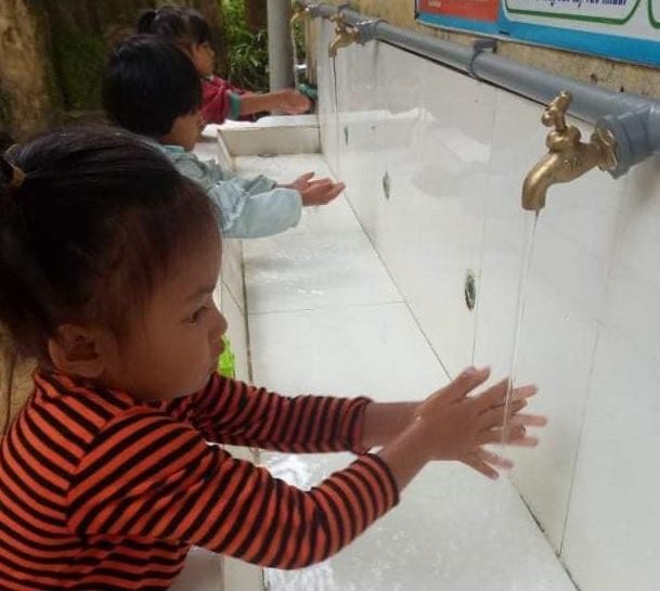 Các em học sinh lần đầu được sử dụng nguồn nước sạch từ giếng khoan