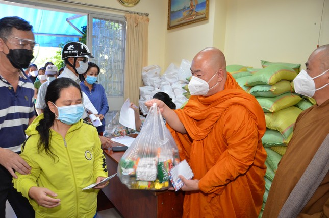 Thượng tọa Thích Thiện Mẫn, Phó Thường trực Ban Trị sự Phật giáo quận tặng quà đến Hội Người mù quận Bình Thạnh Thượng tọa Thích Thiện Mẫn, Phó Thường trực Ban Trị sự Phật giáo quận tặng quà đến Hội Người mù quận Bình Thạnh