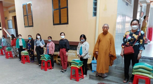 Hòa thượng Thích Trí Minh, trụ trì chùa Lưỡng Xuyên trong buổi cấp sổ gạo, tặng quà cho bà con có hoàn cảnh khó khăn Hòa thượng Thích Trí Minh, trụ trì chùa Lưỡng Xuyên trong buổi cấp sổ gạo, tặng quà cho bà con có hoàn cảnh khó khăn
