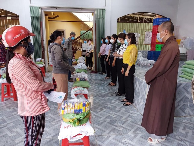 Đại đức Thích Huệ Chiếu, trụ trì chùa Long Khánh cấp sổ gạo, tặng quà đến các hộ gia đình Đại đức Thích Huệ Chiếu, trụ trì chùa Long Khánh cấp sổ gạo, tặng quà đến các hộ gia đình