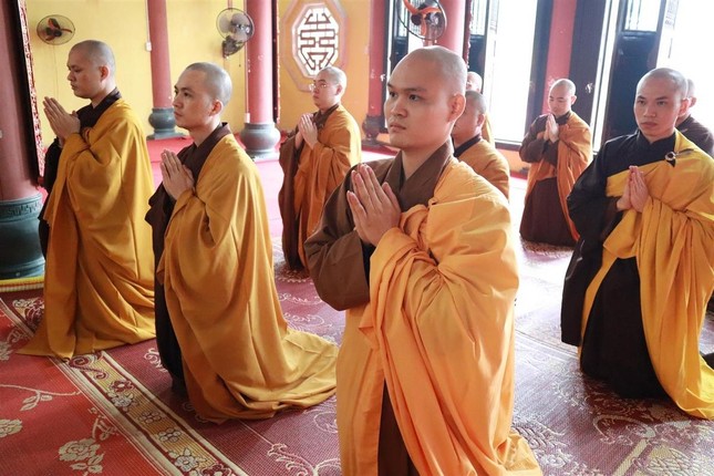 Tấn đàn truyền giới Tỳ-kheo cho 10 giới tử